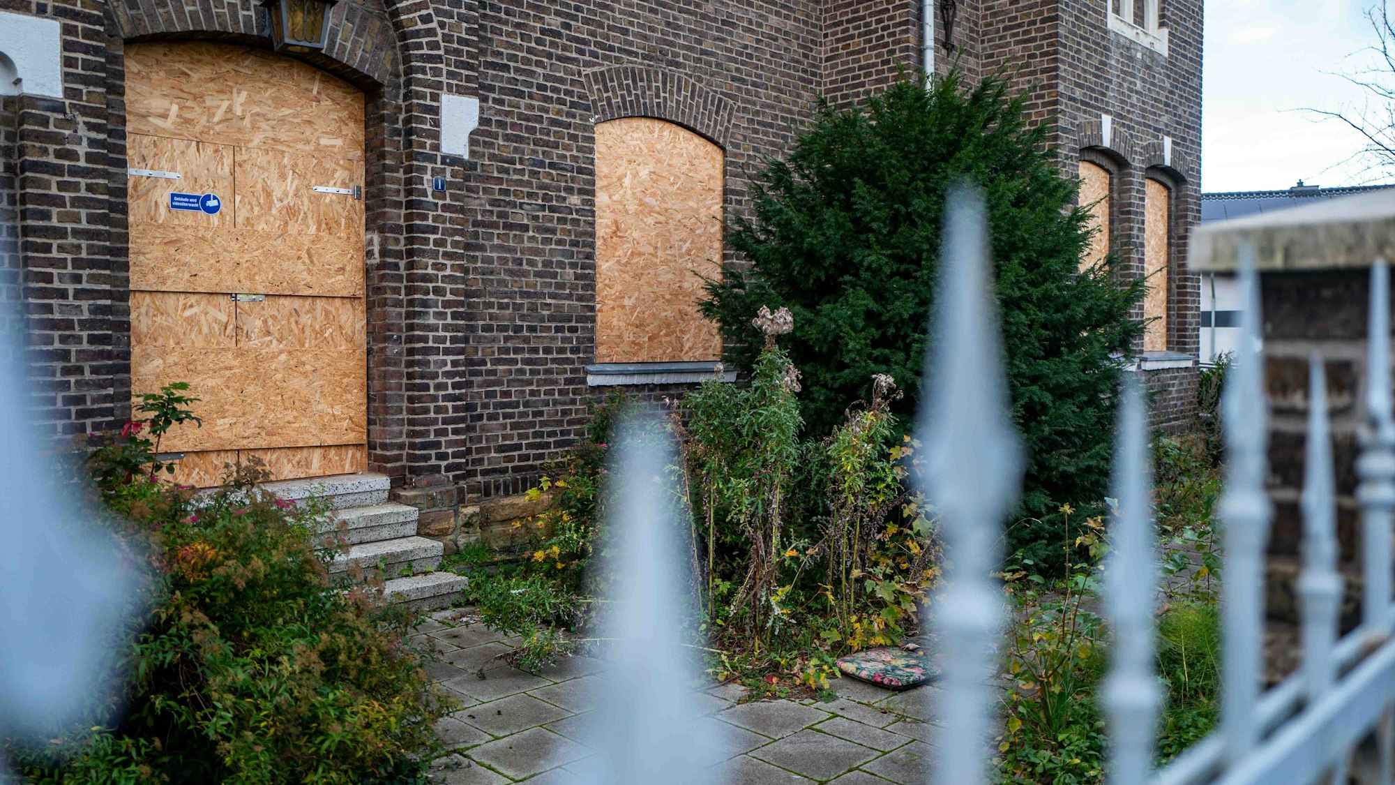 Das Bild zeigt die Suchtklinik in Stotzheim von außen. Fenster und Türen sind teilweise verbarrikadiert.