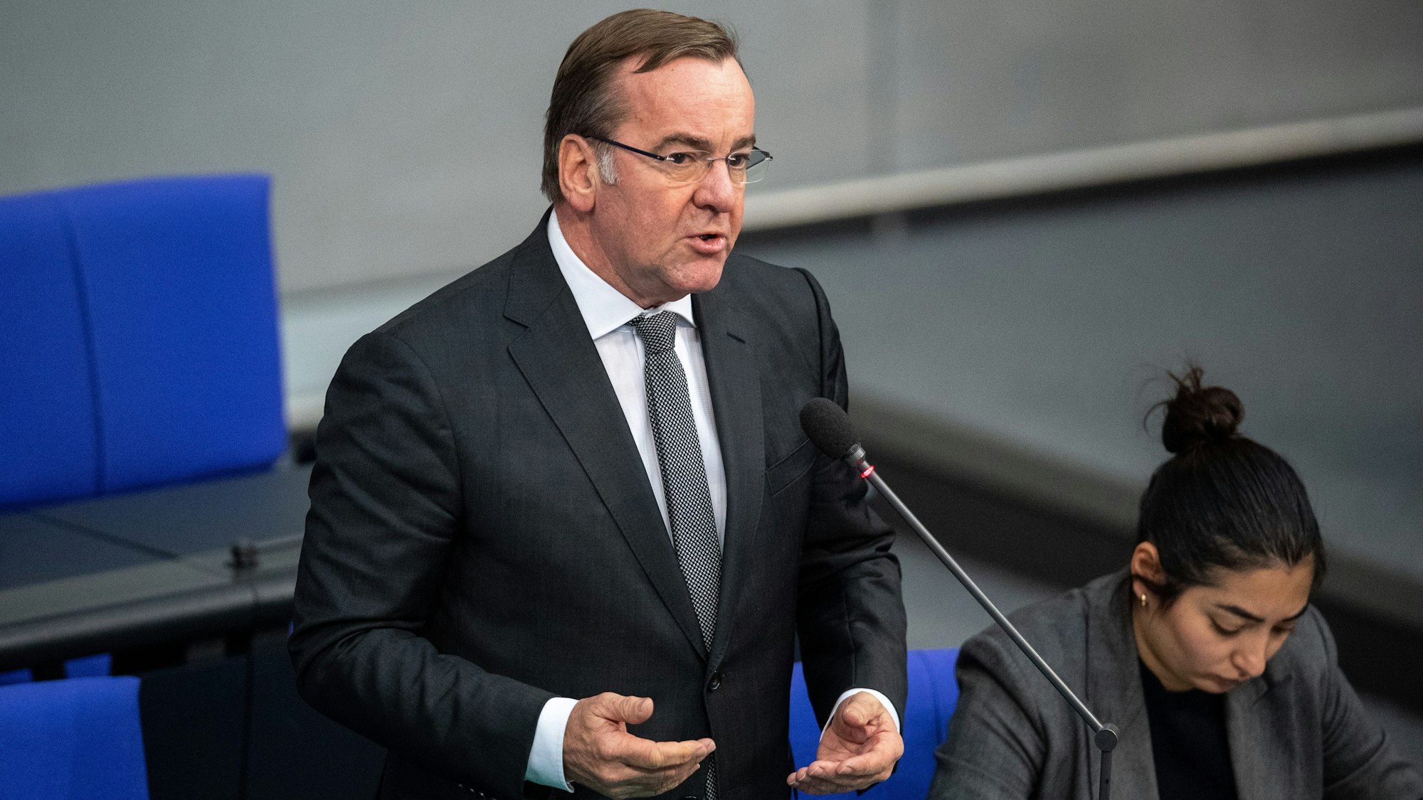 dpatopbilder - 29.11.2023, Berlin: Boris Pistorius (SPD), Bundesminister der Verteidigung, spricht bei einer Befragung der Bundesregierung im Bundestag. Foto: Melissa Erichsen/dpa +++ dpa-Bildfunk +++