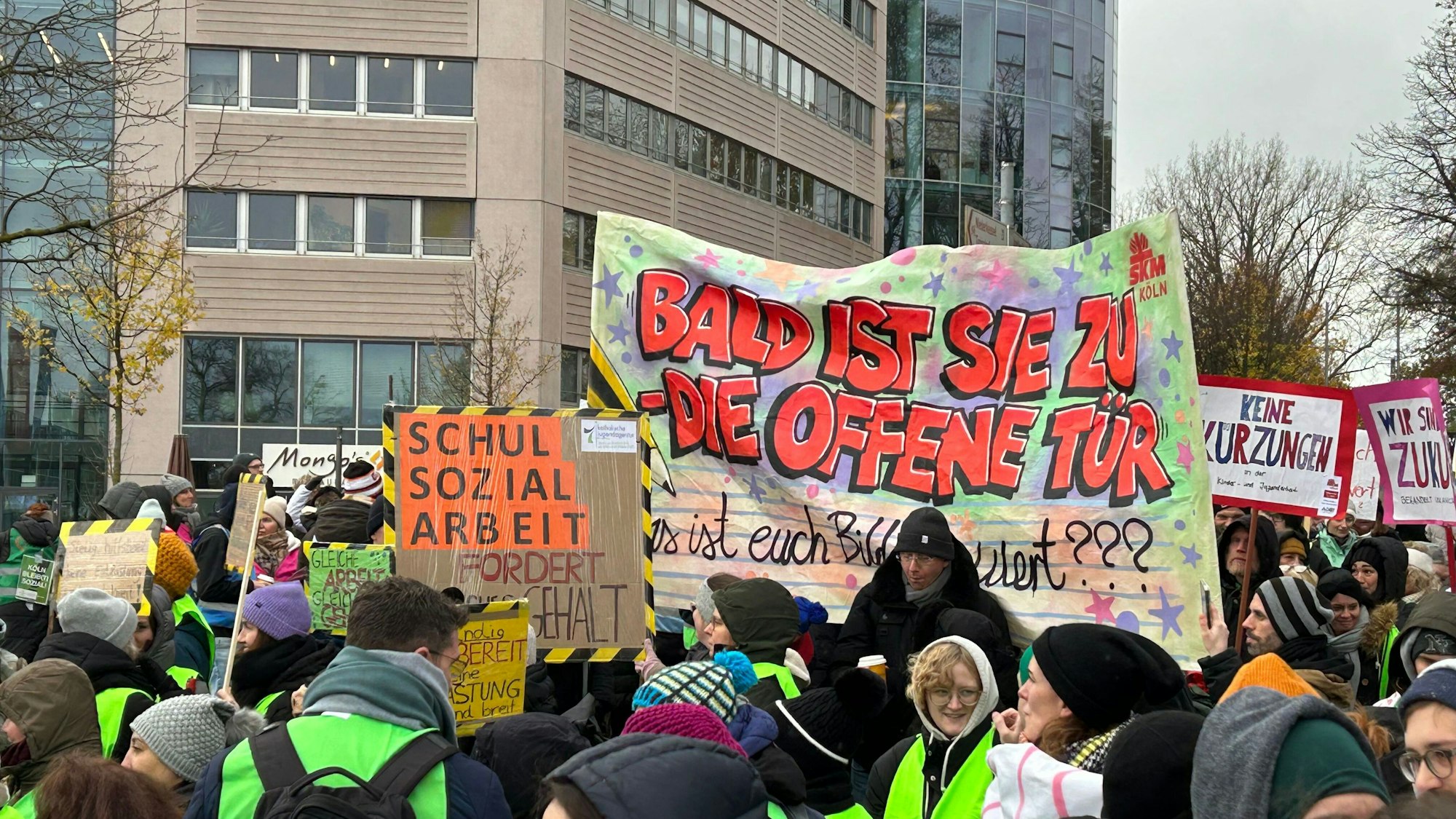 Tausende demonstrierten Ende November in Köln gegen drohende Kürzungen bei sozialen Trägern. Die Stadt stockt nun ihre Hilfen auf.