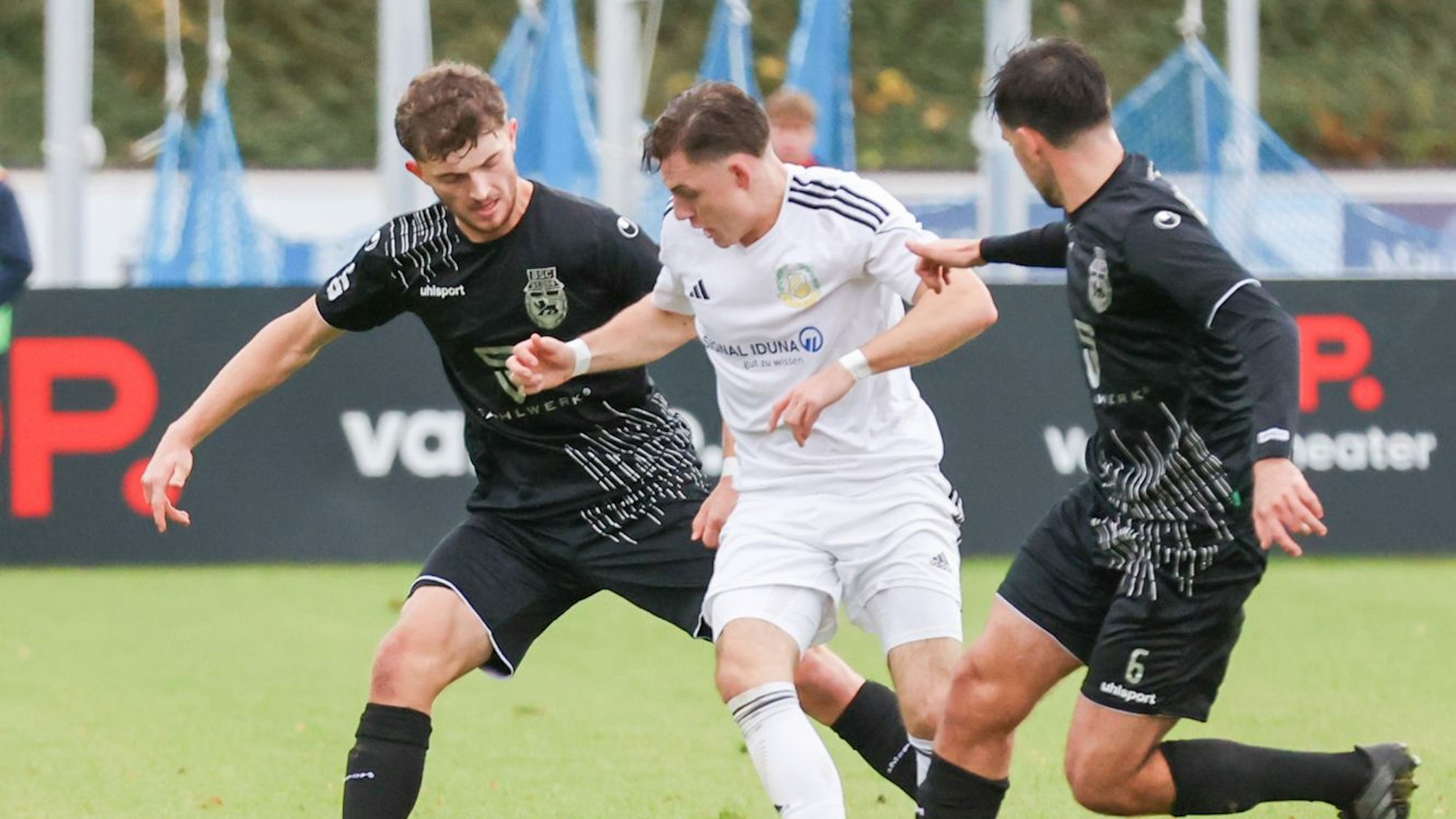 Während Bonns Jonas Berg (l.) auszufallen droht, ist Leon Augusto (r.) einsatzbereit.