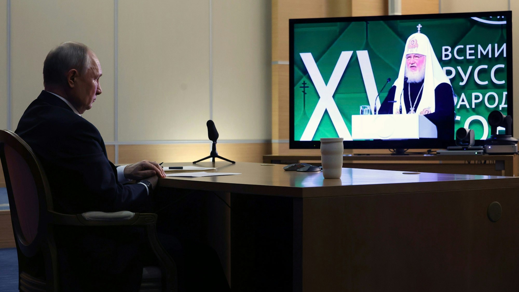 Kremlchef Wladimir Putin bei seiner Videoschalte zum Weltkonzil des russischen Volkes am 28. November. „Wir sind stärker geworden“, verkündete der russische Präsident.