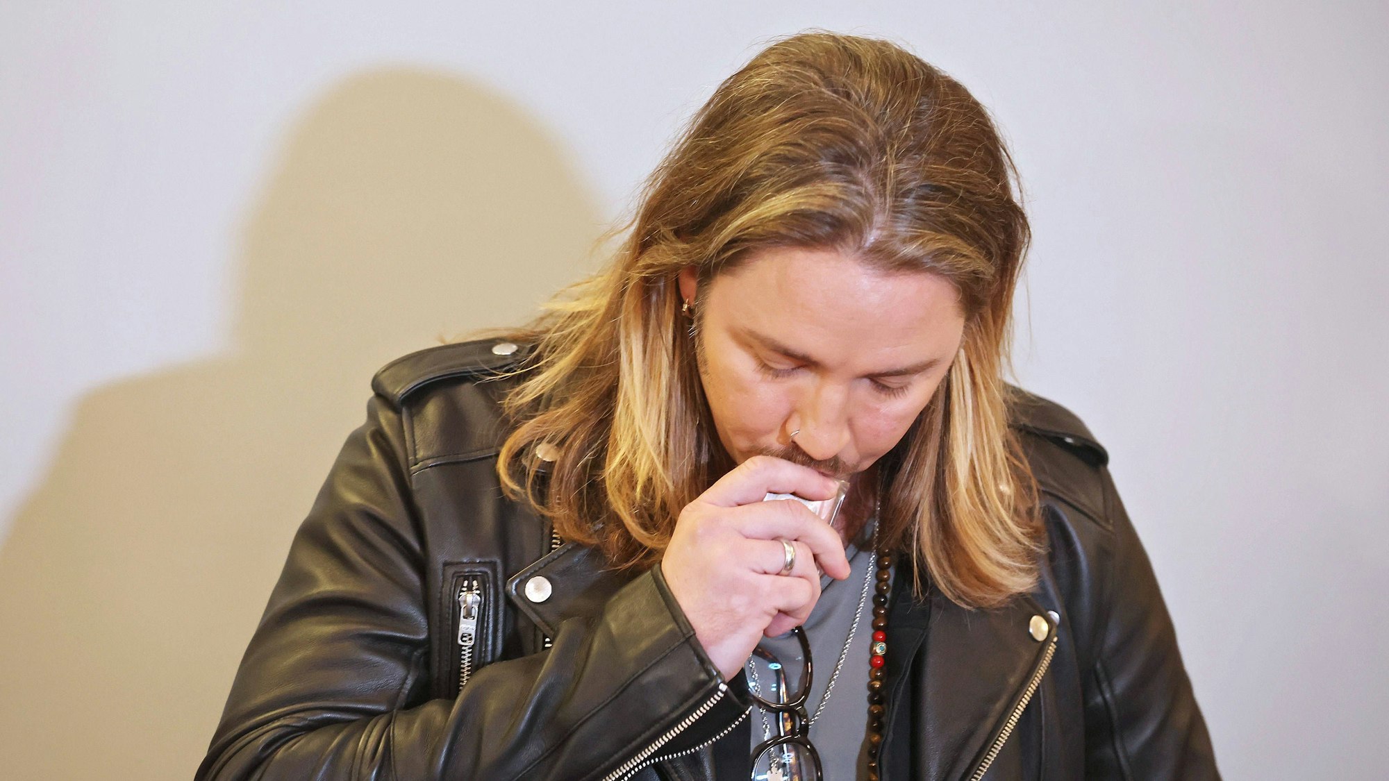 Gil Ofarim greift sich an seine Judensternkette im Gerichtssaal.