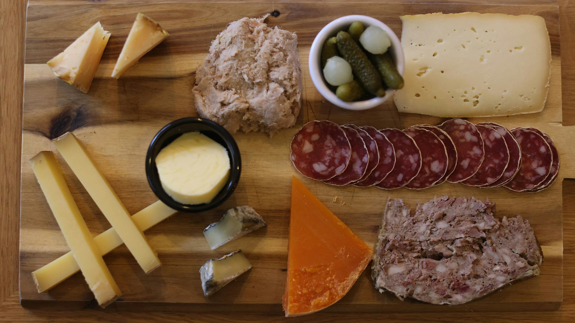 Köstliche gemischte Wurst- und Käseplatte.