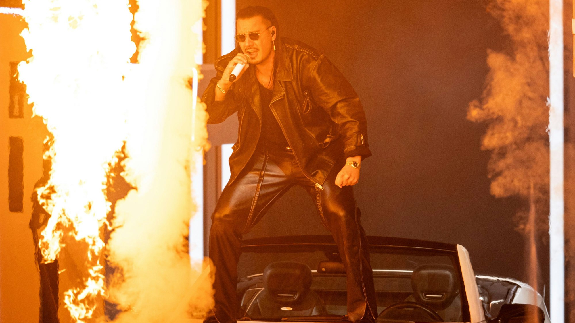 ARCHIV - 17.09.2023, Berlin: Der deutsche Rapper und Sänger Apache 207 steht bei seinem Auftritt in der Waldbühne auf einem Mercedes SL. (zu dpa: Spotify-Jahrescharts: Apache 207 ist Musiker des Jahres) Foto: Hannes P. Albert/dpa +++ dpa-Bildfunk +++