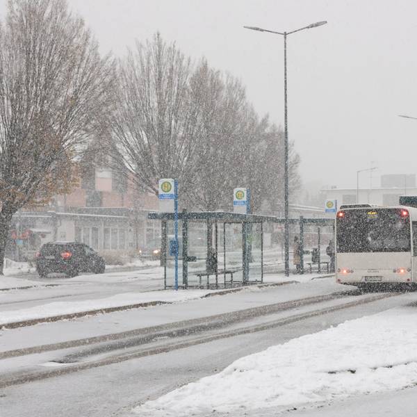 Waldbröls Busbahnhof am Mittwochmittag: Der Verkehrsknotenpunkt in der Marktstadt soll neugestaltet und dann zu einer modernen Mobilstation ausgebaut werden. Wie das gehen könnte, zeigt die Bachelor-Arbeit der Ingenieursstudentin Alessia Kraus aus Wiehl. Ihre Ergebnisse hat sie jetzt der Politik vorgestellt.
