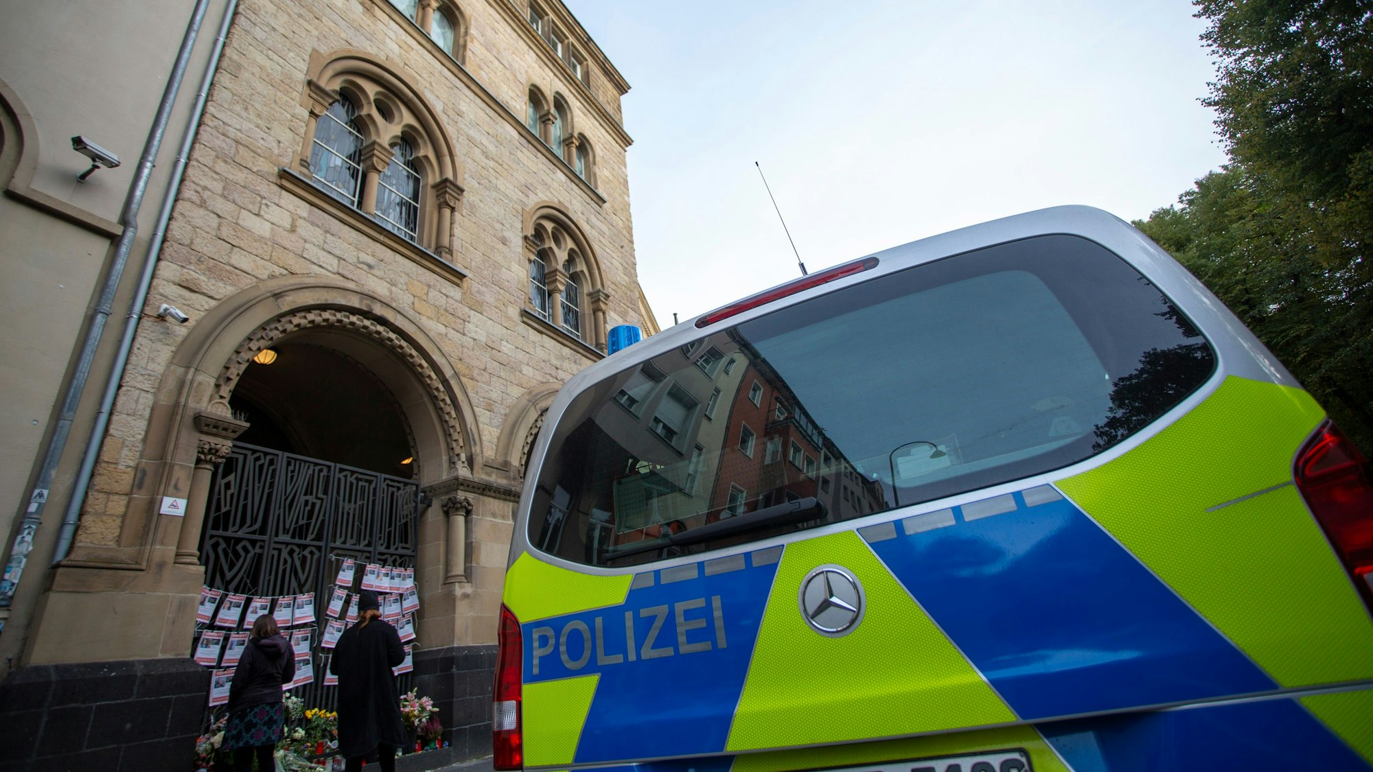 16.10.2023
Köln, NRW
Ein Polizeifahrzeug steht vor der Synagoge in der Roonstrasse