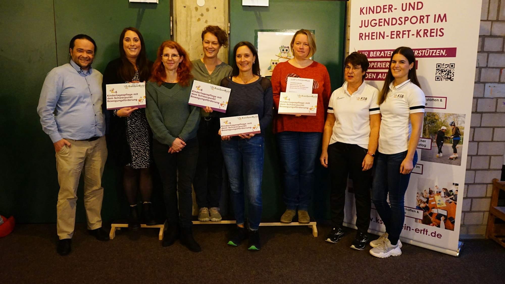 Das Bild zeigt Vertreter von vier Tagespflegen und den Sportvereinen TSV Glessen und SCB Horrem.