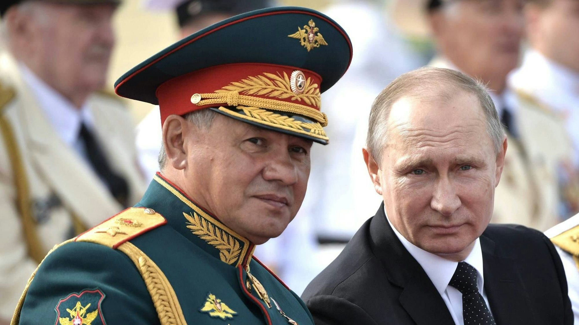 Nächster Verlust für Kremlchef Wladimir Putin und die russischen Truppen unter der Leitung von Verteidigungsminister Sergei Schoigu (l.). Erneut soll ein General der Streitkräfte getötet worden sein – diesmal von einer russischen Mine. (Archivbild)