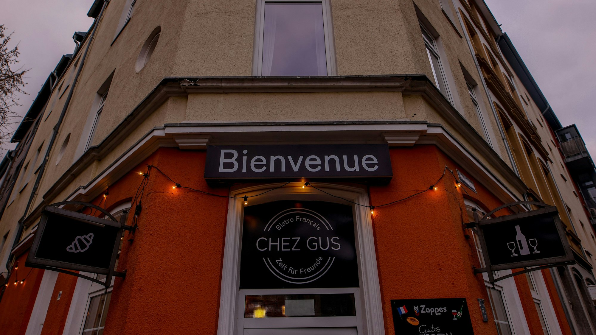 Ecklokal, rotes Haus.