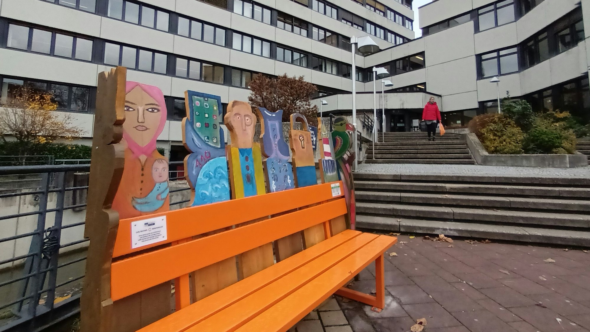 Orangefarbene Anti-Gewalt-Bank vor dem Gerichtsgebäude