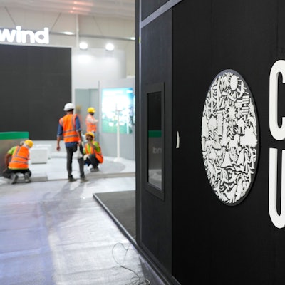 Dubai: Arbeiter bauen vor dem Beginn der Weltklimakonferenz COP28 in der Nähe eines Logos des UN-Klimagipfels Stände auf.