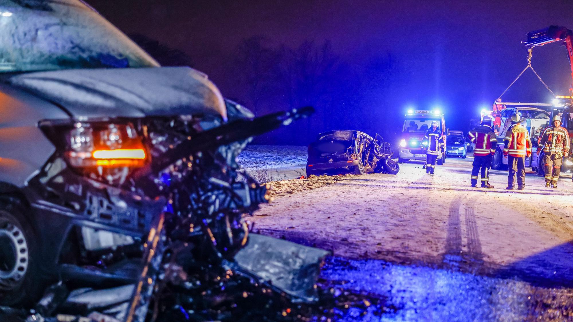 In Heilsbronn stehen Unfallfahrzeuge auf der schneebedeckten Straße. Wie die Polizei mitteilte, verlor ein Autofahrer auf schneebedeckter Straße bei Heilsbronn (Landkreis Ansbach) auf Grund von nicht angepasster Geschwindigkeit die Kontrolle über sein Auto.