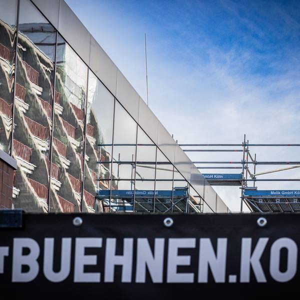 Ein Gerüst steht an der Kölner Oper.