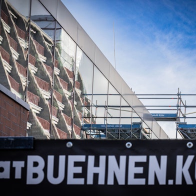 Ein Gerüst steht an der Kölner Oper.