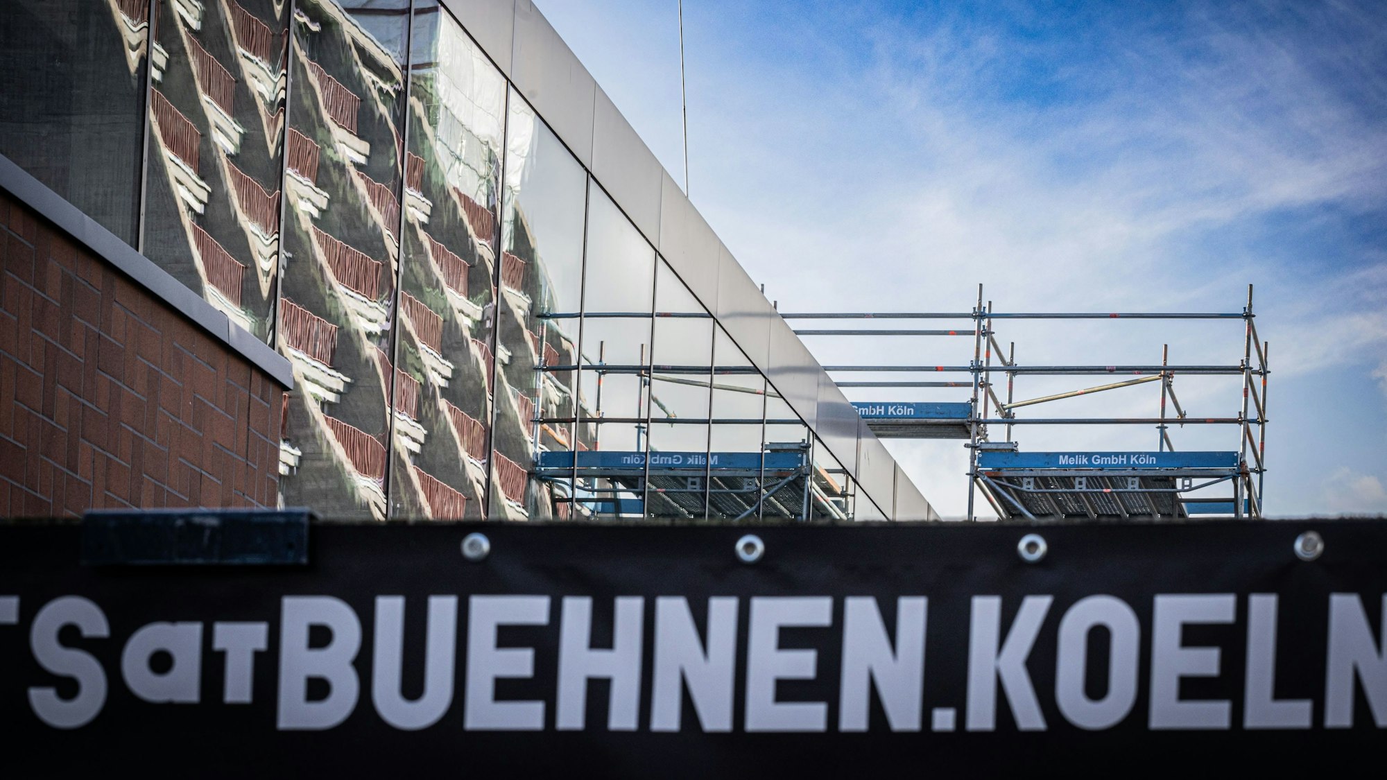 Ein Gerüst steht an der Kölner Oper.