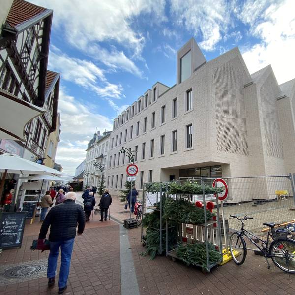 Zu sehen ist der neue Rathausanbau.