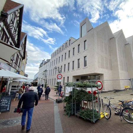 Zu sehen ist der neue Rathausanbau.