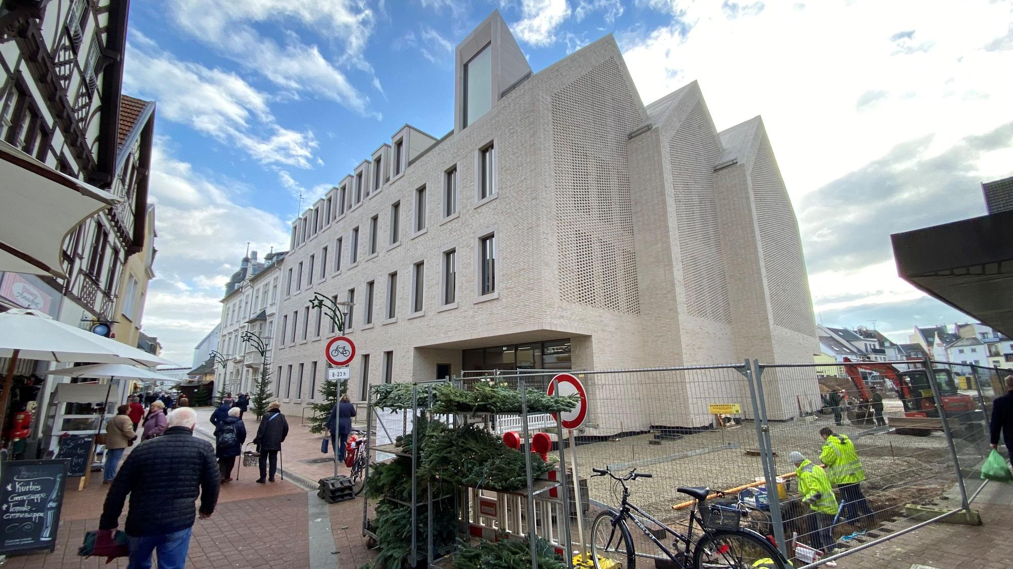 Zu sehen ist der neue Rathausanbau.