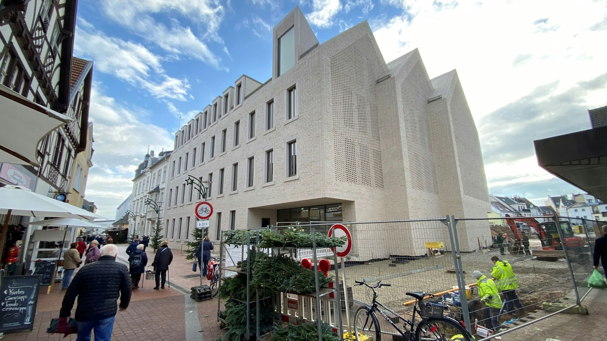 Zu sehen ist der neue Rathausanbau.