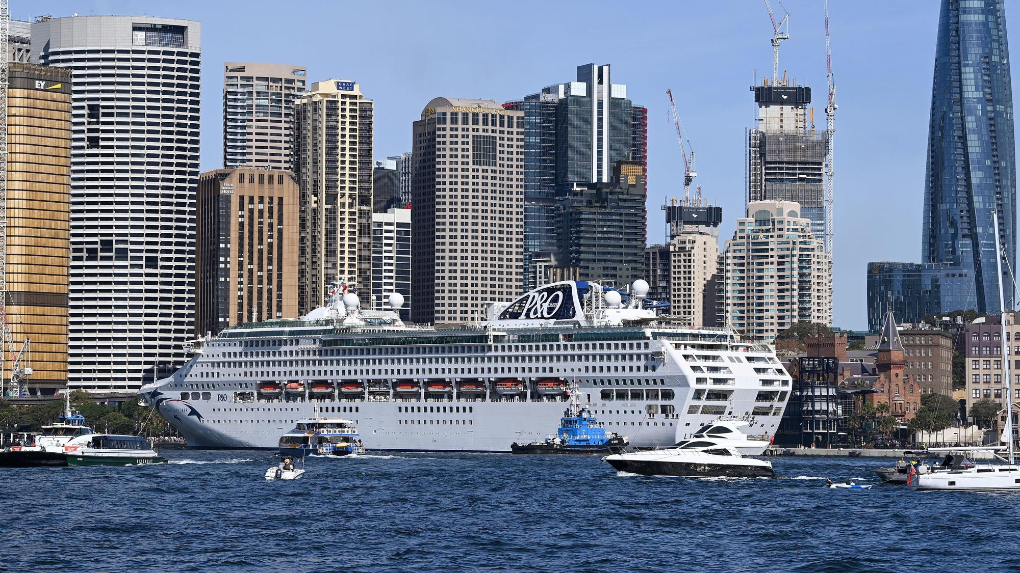 Das Flaggschiff von P&O Cruises Australia, die Pacific Explorer, liegt nach der Einfahrt in den Hafen von Sydney neben dem Opernhaus von Sydney vor Anker.