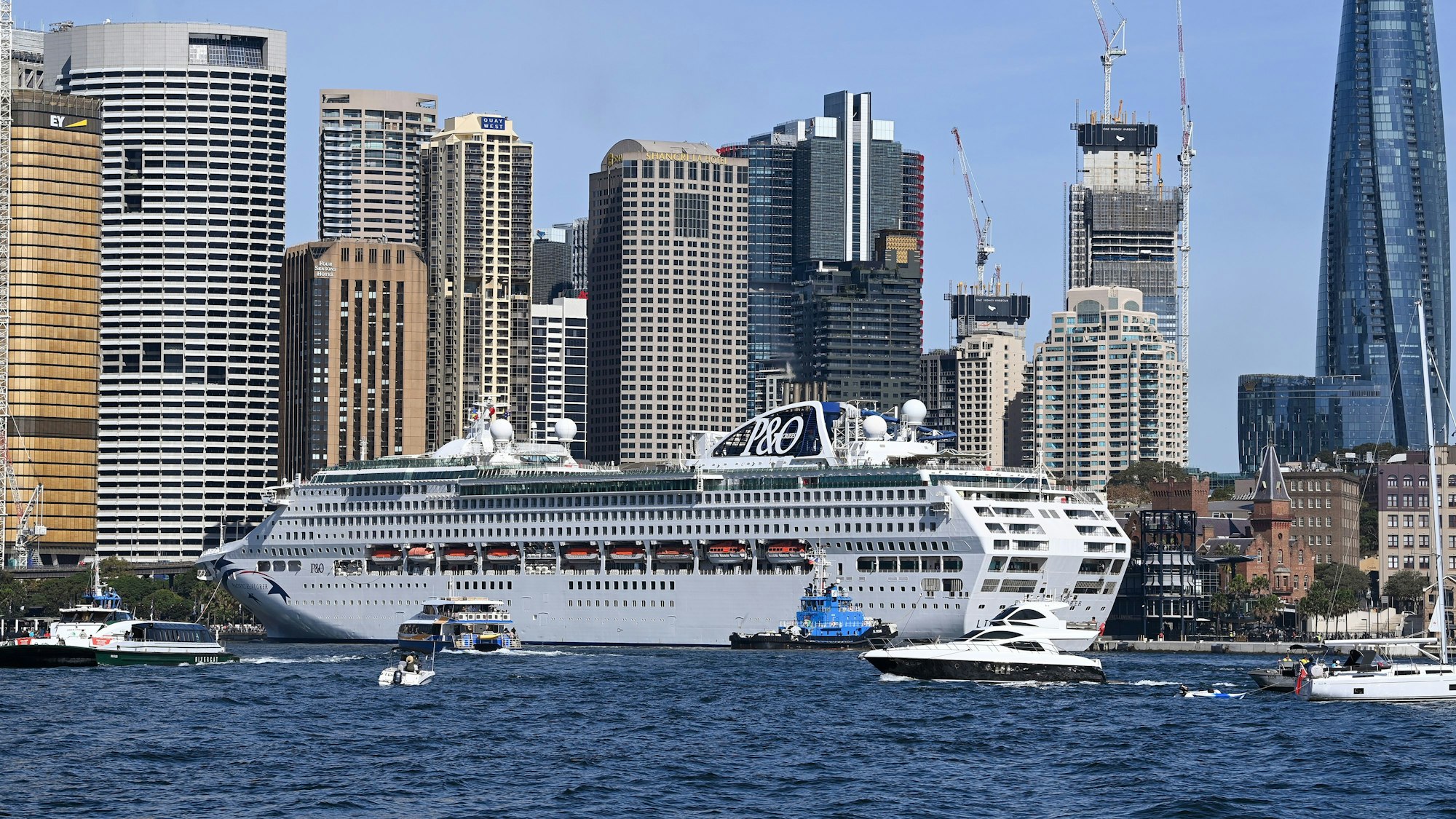 Das Flaggschiff von P&O Cruises Australia, die Pacific Explorer, liegt nach der Einfahrt in den Hafen von Sydney neben dem Opernhaus von Sydney vor Anker.
