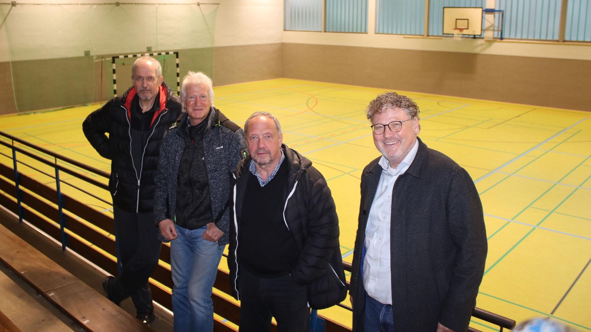 Mit dem Rücken zur Sporthalle: v.l. Bernd Vorländer, Uli Pohl, Rainer Gottschlich, Hartmut Markeli.