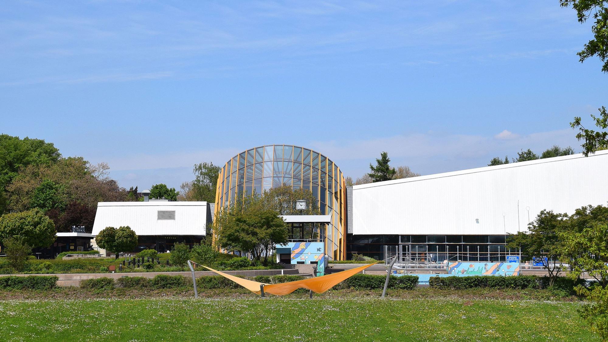 Das HallenFreizeitBad von der Freizeitwiese aus gesehen.