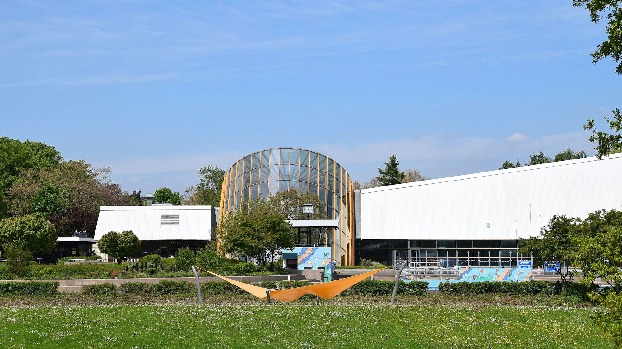 Das HallenFreizeitBad von der Freizeitwiese aus gesehen.