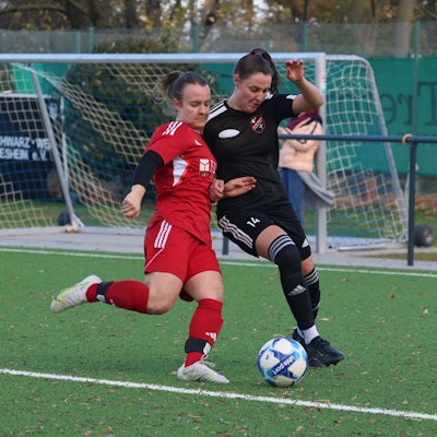 Füssenich-Geichs Fußballerin Laura Barber im Laufduell mit einer Spielerin aus Weiden.