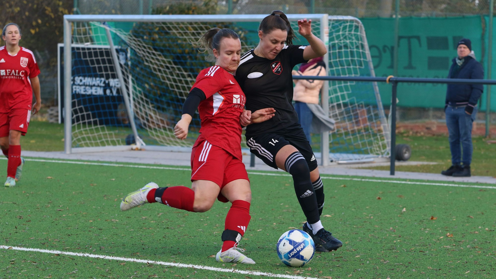 Füssenich-Geichs Fußballerin Laura Barber im Laufduell mit einer Spielerin aus Weiden.