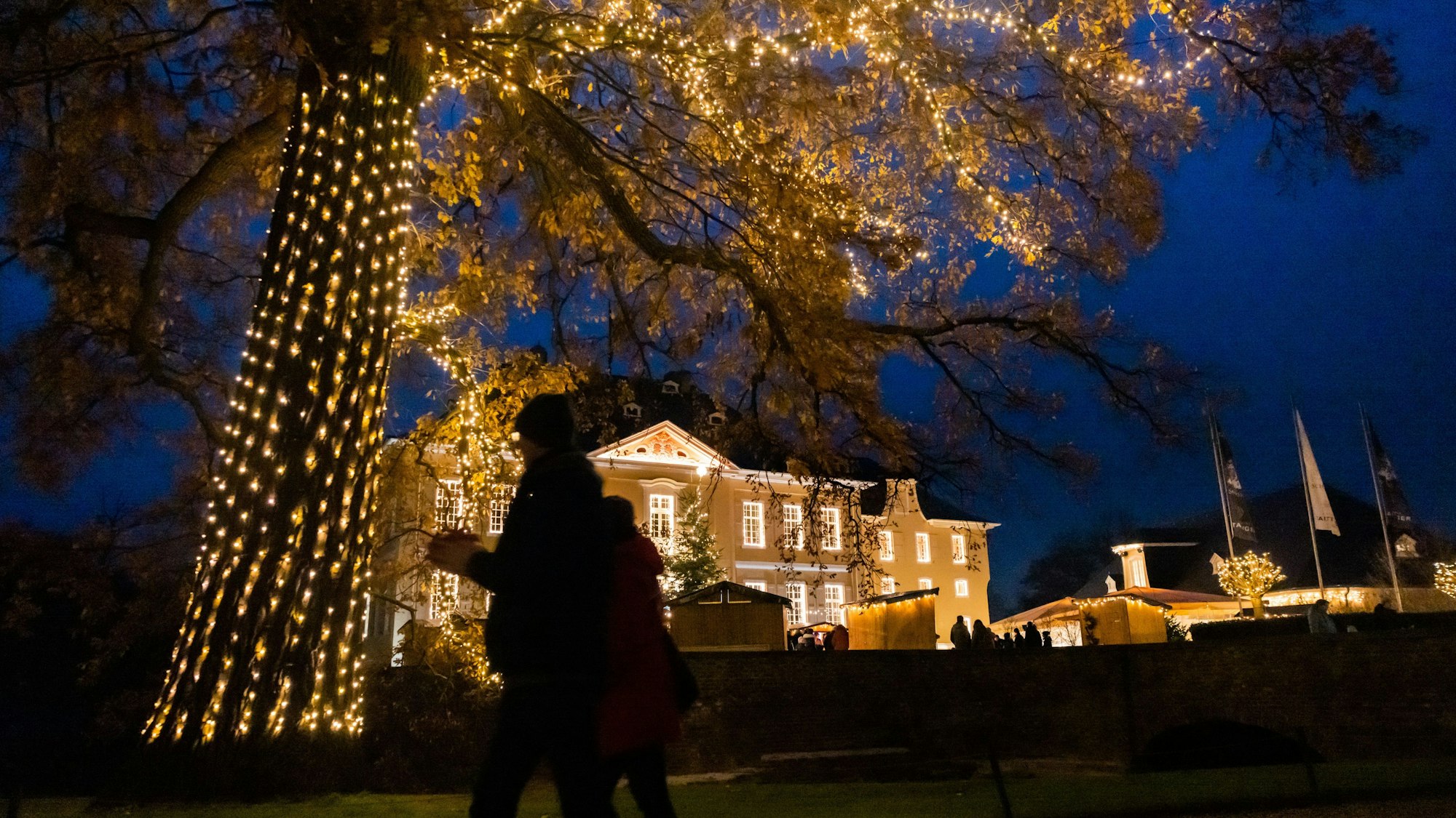 Für seine einmalige Stimmung ist der kleine Weihnachtsmarkt am Schloss Miel bekannt.