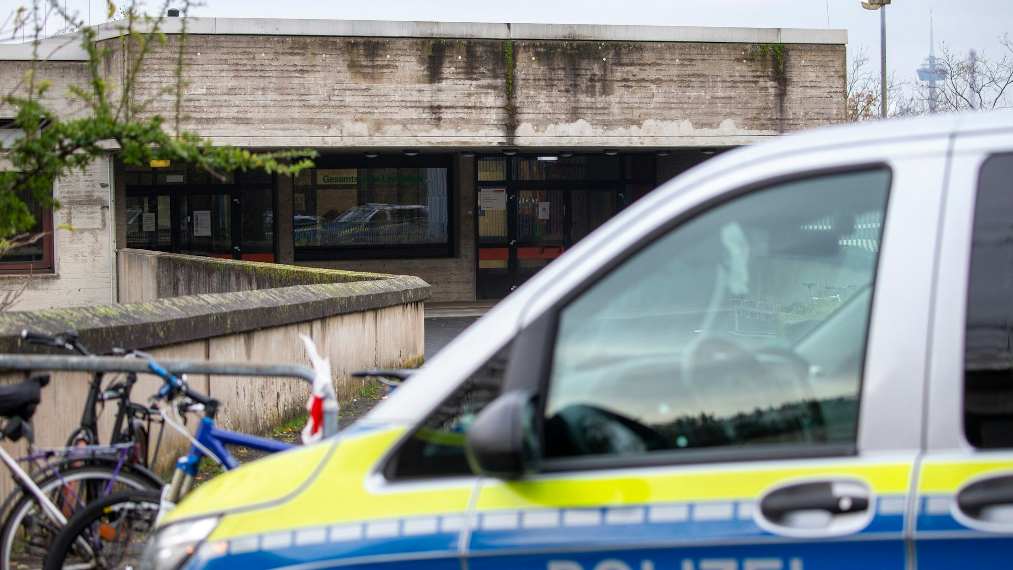 Die Polizei rückte mit Spezialkräften an der Schule an.