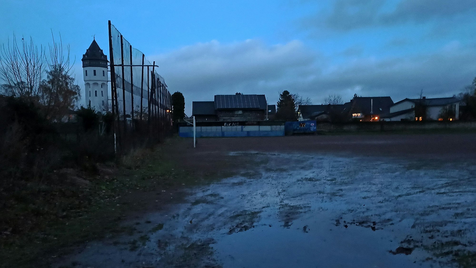 30. November 2023. Bornheim-Rösberg. Abendstimmung auf dem Rösberger Sportplatz am Wasserturm. Foto: Frank Engel-Strebel