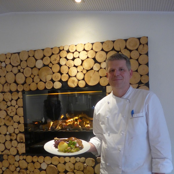 Gänse rangieren auf dem Hallerhof noch bis Ende Januar ganz oben auf der kulinarischen Agenda - hier präsentiert von Karl-Rainer Peters.