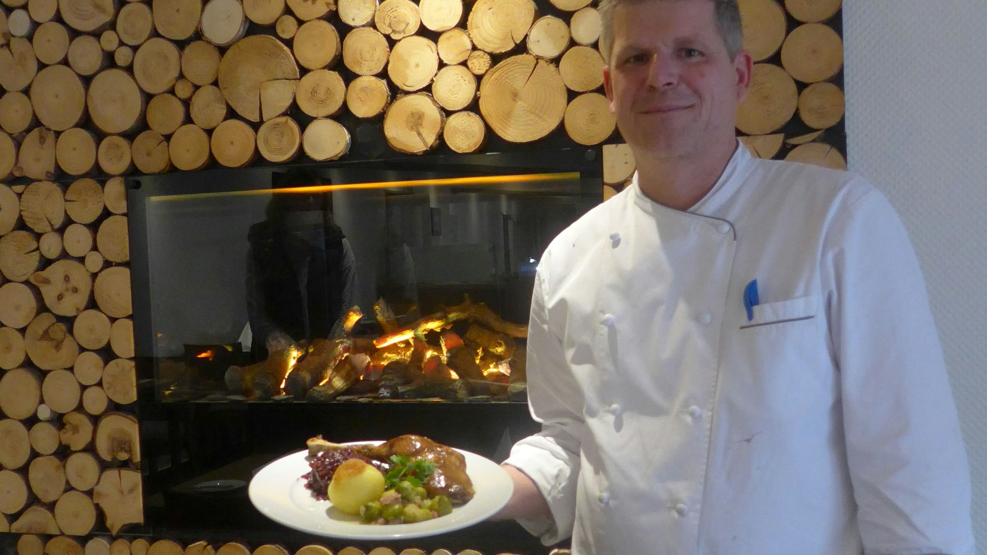 Gänse rangieren auf dem Hallerhof noch bis Ende Januar ganz oben auf der kulinarischen Agenda - hier präsentiert von Karl-Rainer Peters.