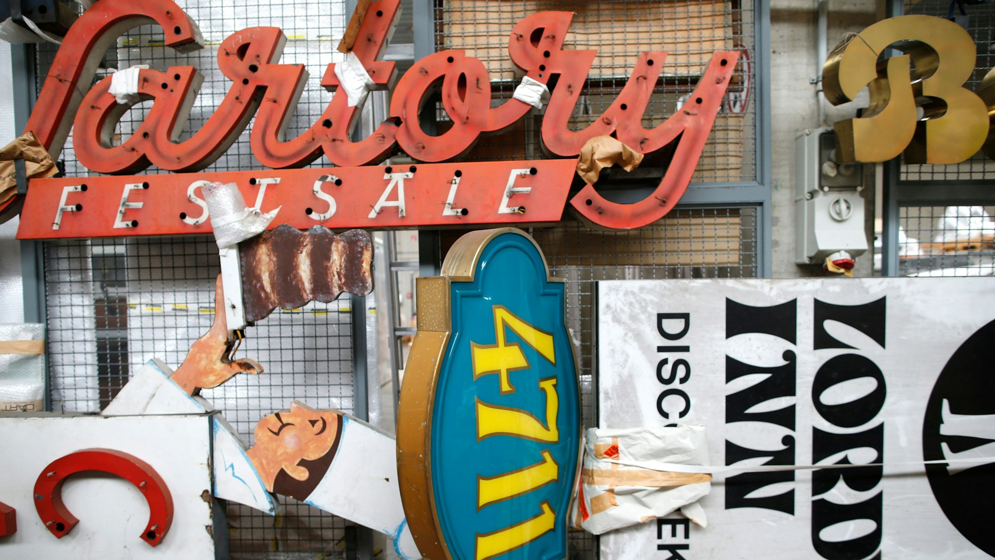 Ein Blick auf alte Schilder und Leuchtreklamen im Depot des Kölnischen Stadtmuseums.