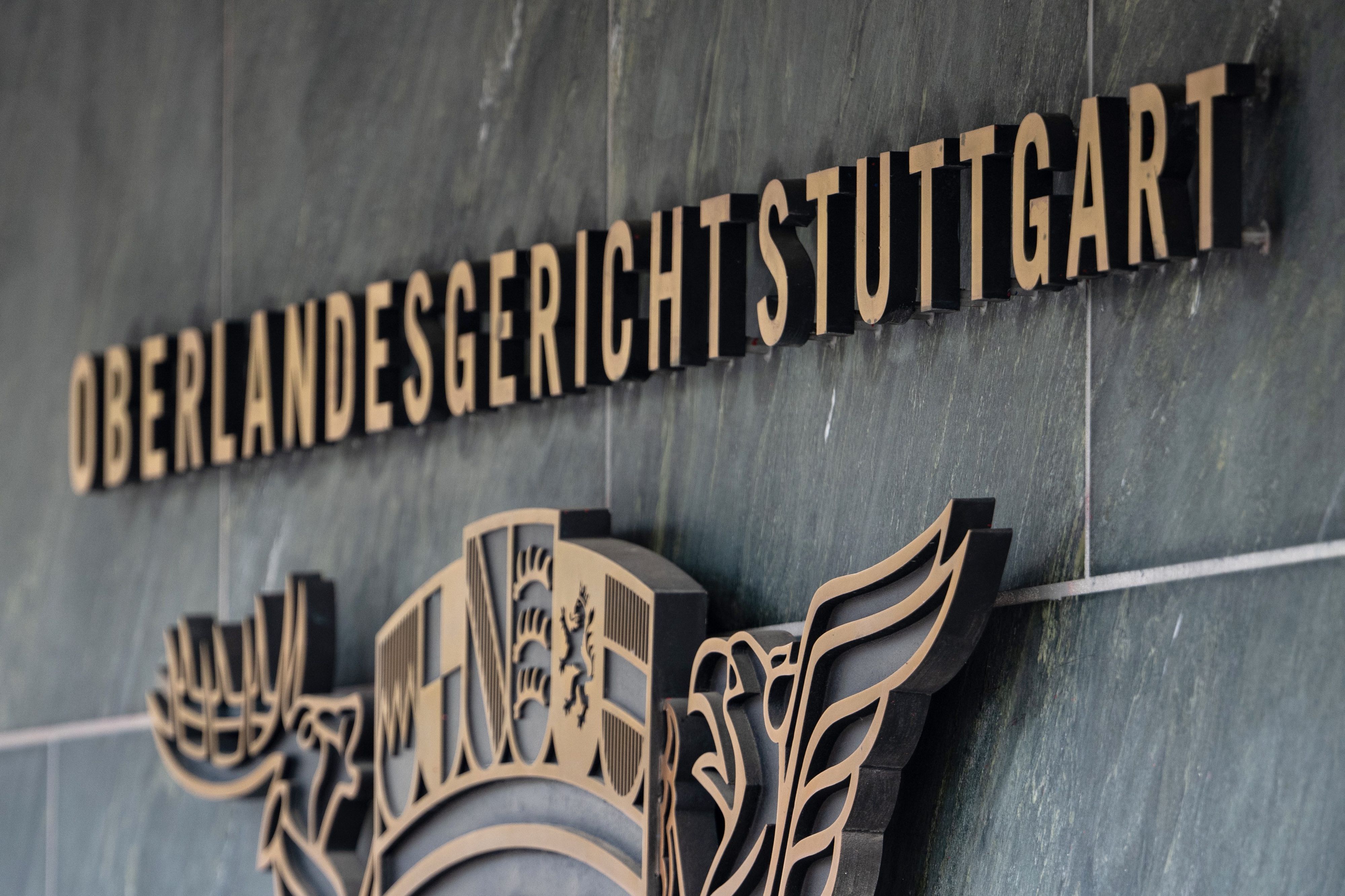 Ein Schild weist auf das Oberlandesgericht Stuttgart hin.