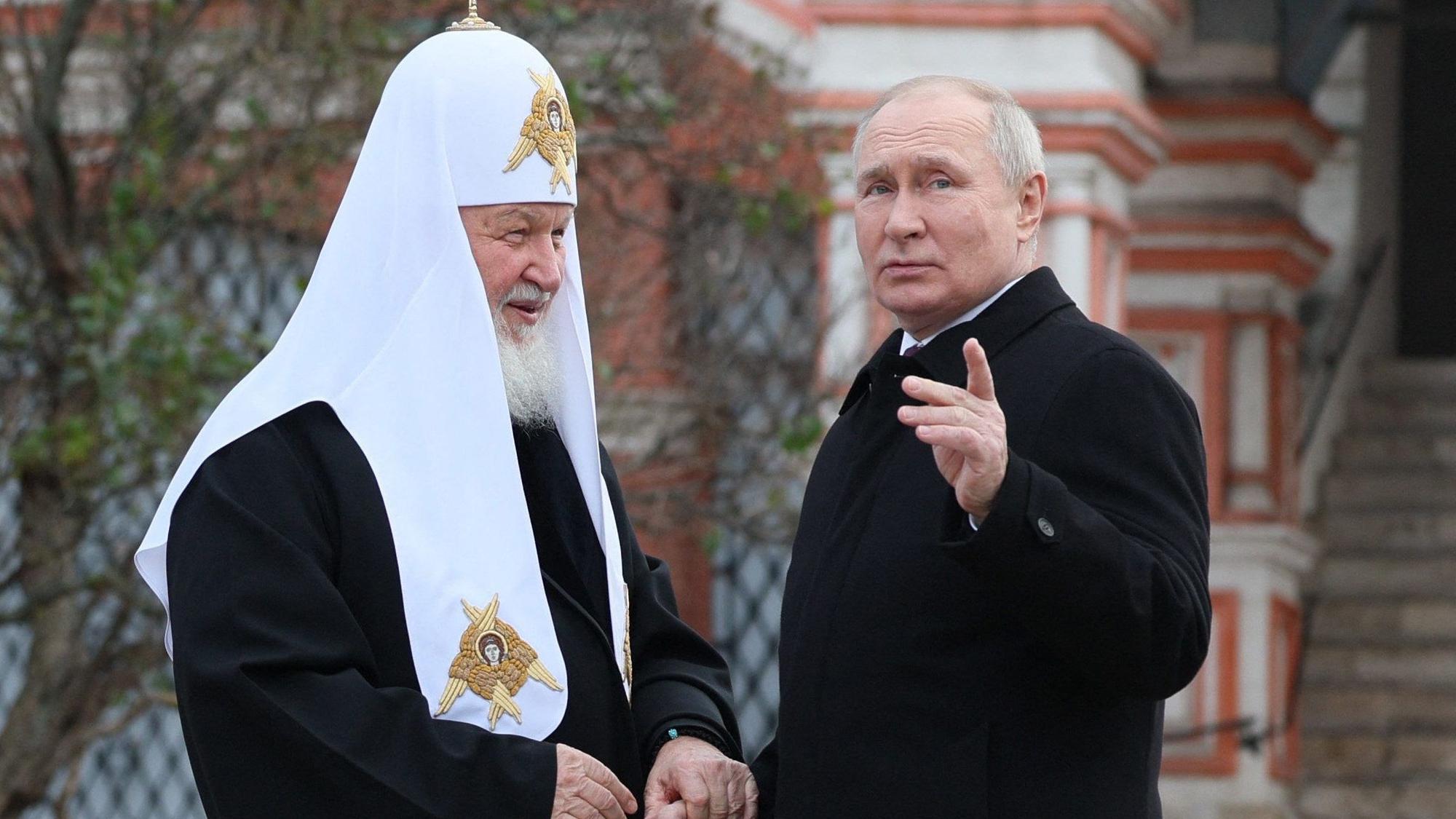 Kremlchef Wladimir Putin im Gespräch mit Patriarch Kirill, Oberhaupt der russisch-orthodoxen Kirche. Beide sehen in gesellschaftlichen Freiheiten offenbar eine Gefahr. (Archivbild))