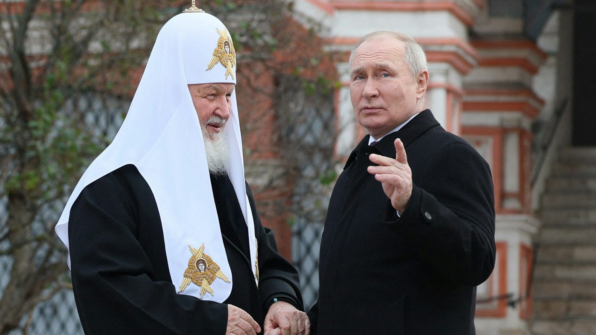 Kremlchef Wladimir Putin im Gespräch mit Patriarch Kirill, Oberhaupt der russisch-orthodoxen Kirche. Beide sehen in gesellschaftlichen Freiheiten offenbar eine Gefahr. (Archivbild))
