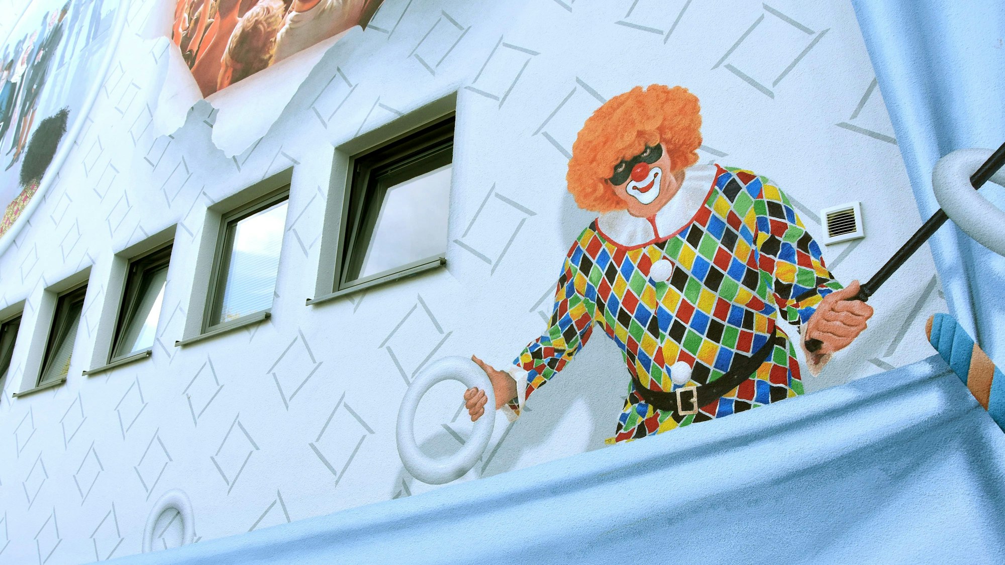 Ein Clown ist auf der Wand des Medio zu sehen.