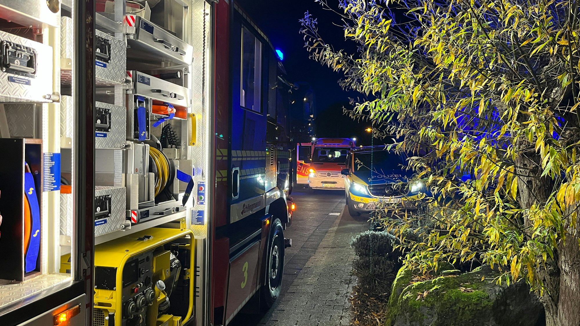 Ein Rettungswagen brachte einen Bewohner mit Verdacht auf Rauchgasvergiftung in ein Krankenhaus.