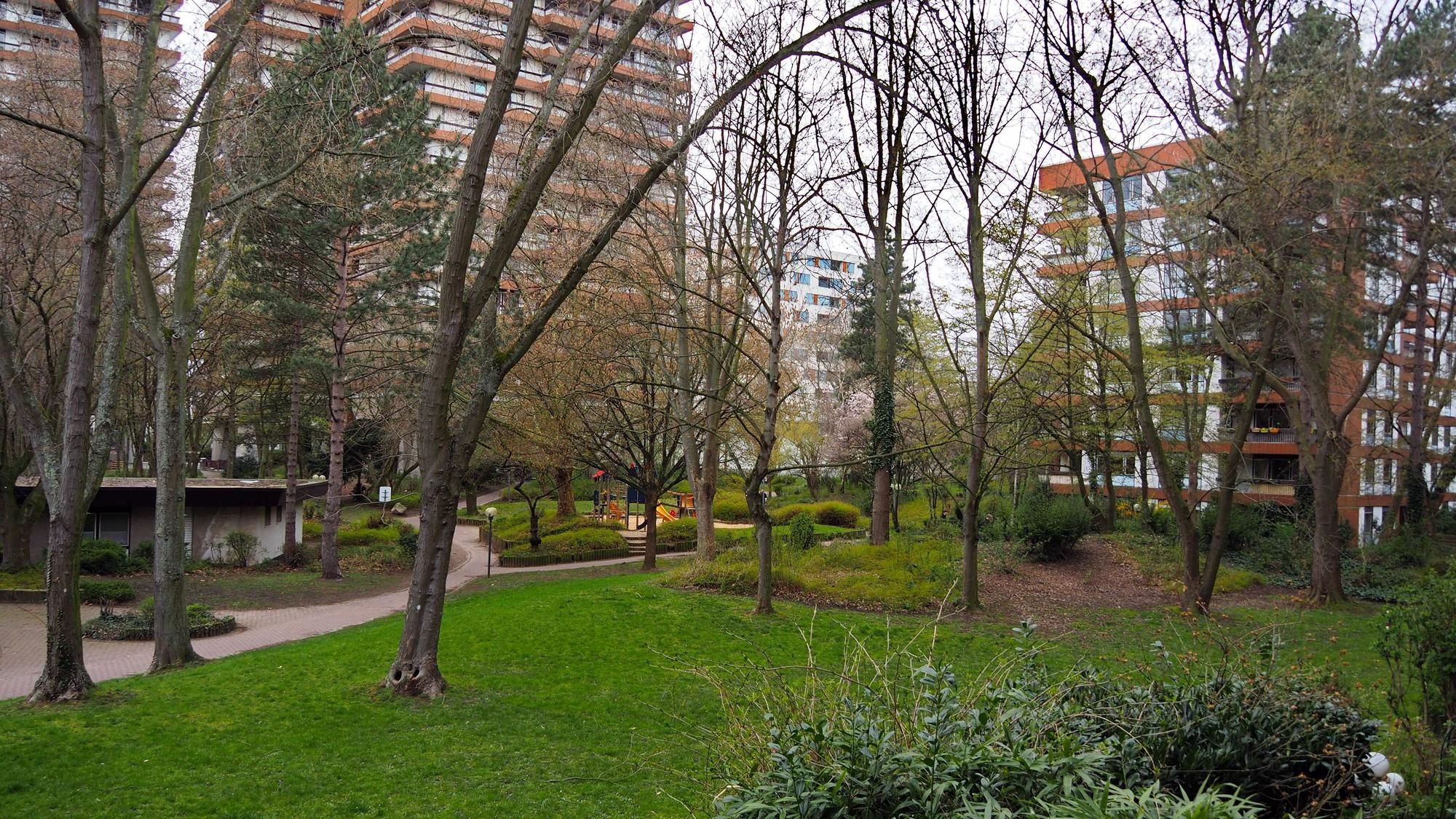 Ein Park inmitten einer Anlage.