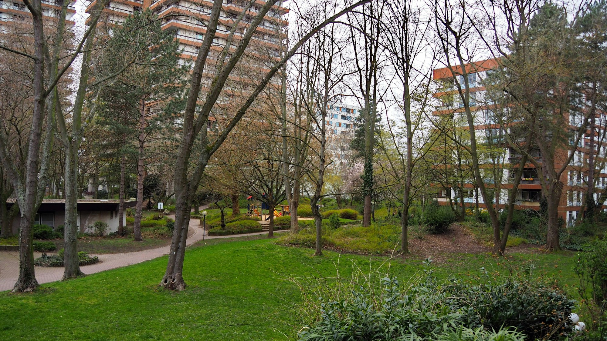 Ein Park inmitten einer Anlage.