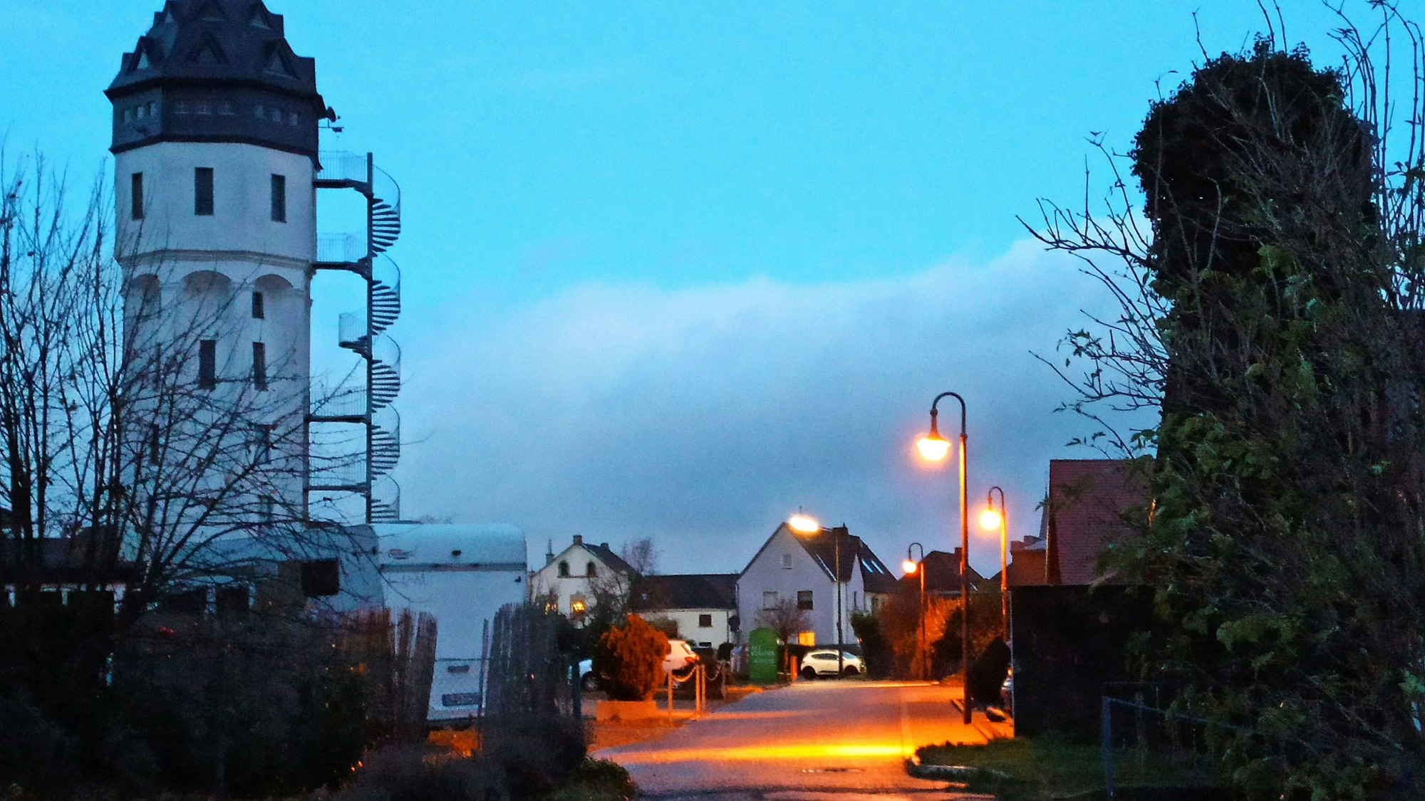 30. November 2023. Bornheim-Rösberg. Abendstimmung in Rösberg am Wasserturm. Foto: Frank Engel-Strebel