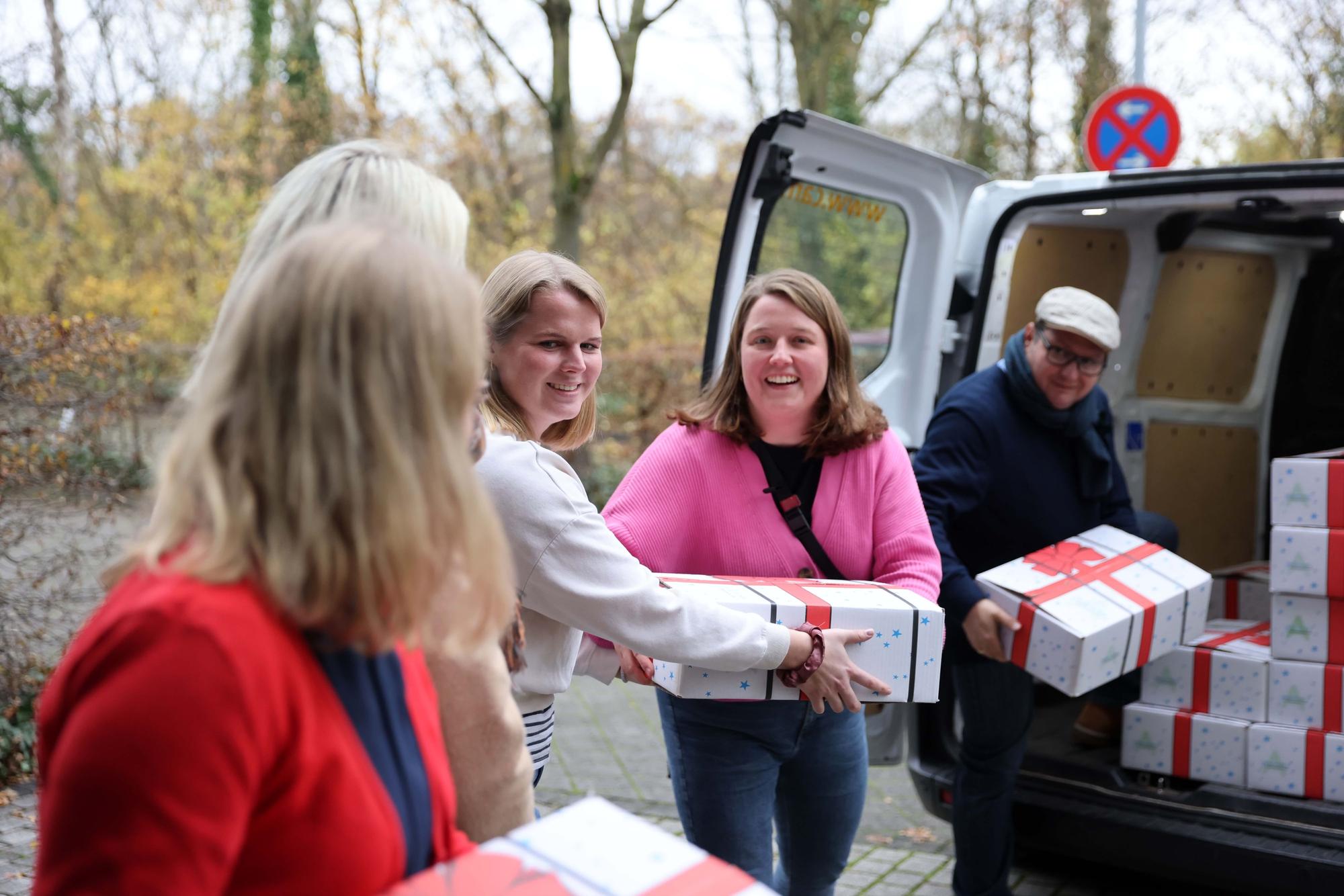 Viele Hände und Menschen halfen mit beim verpacken und verteilen der Geschenke.