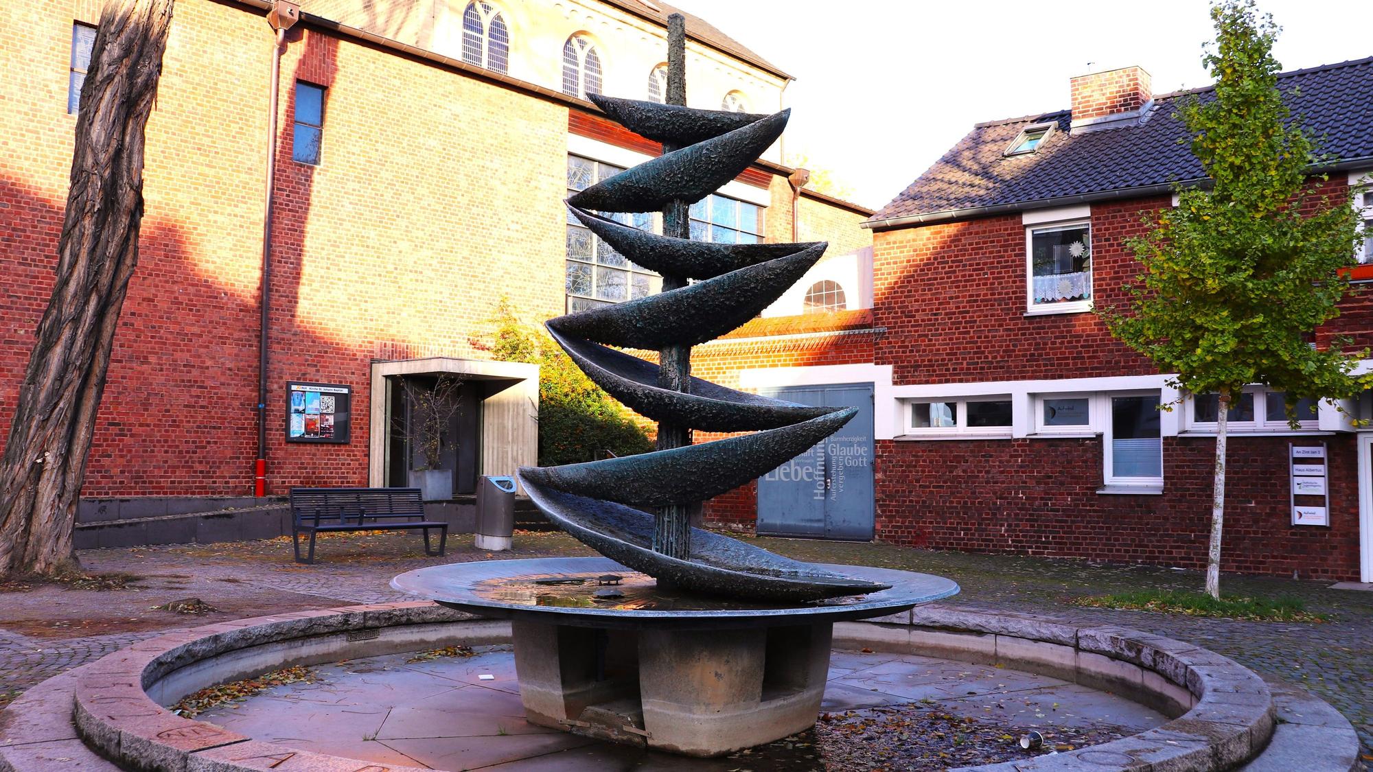 Ein Brunnen auf einem Vorplatz