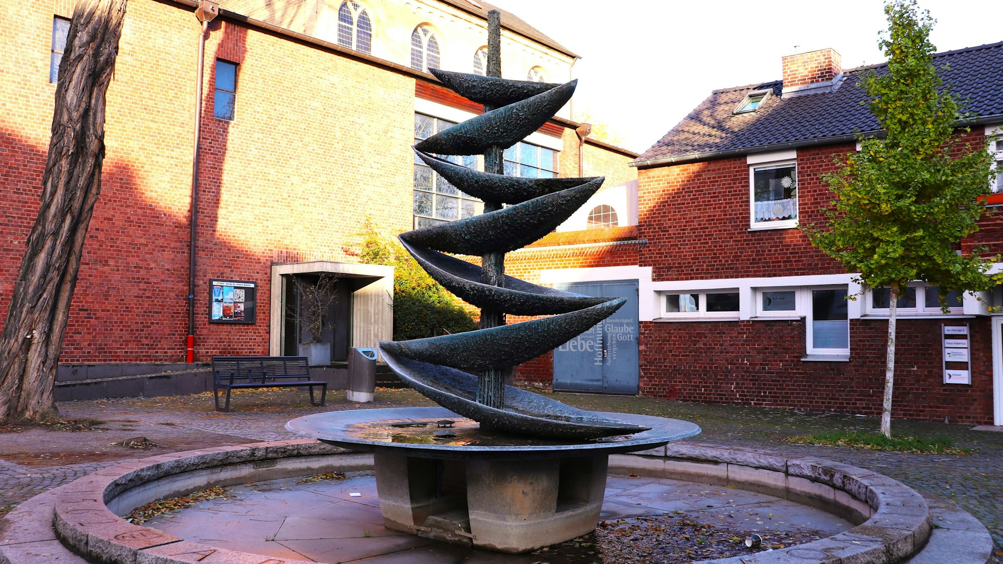 Ein Brunnen auf einem Vorplatz