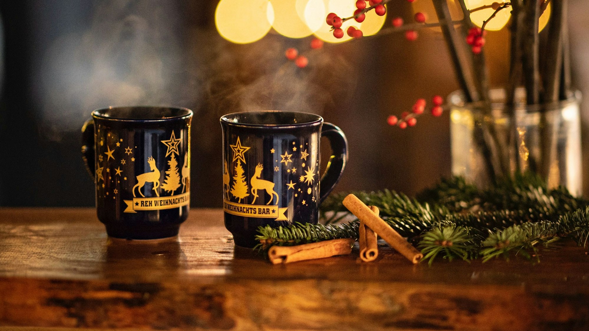 Zwei Glühweintassen stehen in der Weihnachtsbar im Scheuen Reh