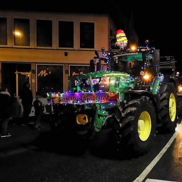 Das Bild zeigt einen geschmückten Traktor während des Lichterzugs.