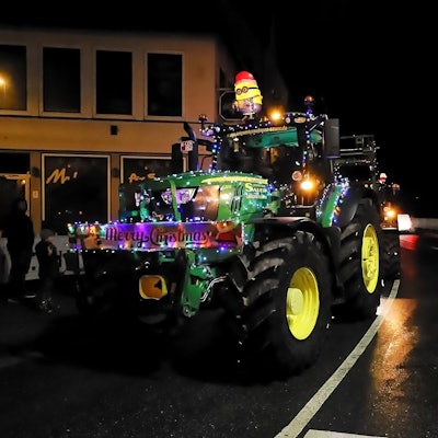 Das Bild zeigt einen geschmückten Traktor während des Lichterzugs.